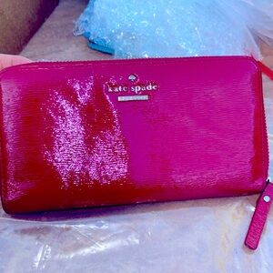 EUC Kate Spade ♠️ red patent leather Lacey wallet. GORGEOUS GORGEOUS